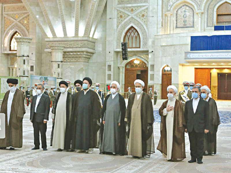 رئيسي خلال مراسم «تجديد العهد» بمرقد الخميني في طهران أمس الأول (إرنا)