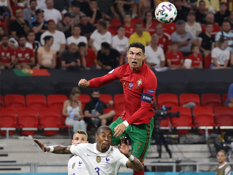 رونالدو نجم منتخب البرتغال في محاولة أمام مرمى فرنسا