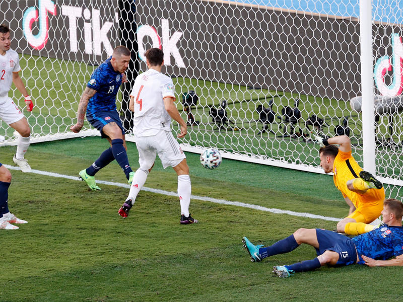 كوكا لاعب منتخب سلوفاكيا يحرز هدفاً بالخطأ في مرمى فريقه