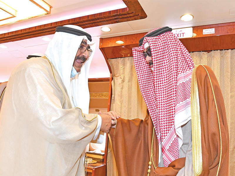 صاحب السمو أمير البلاد الشيخ نواف الأحمد لدى مغادرته البلاد أمس متوجهاً إلى ألمانيا... وفي وداعه سمو نائب الأمير ولي العهد الشيخ مشعل الأحمد