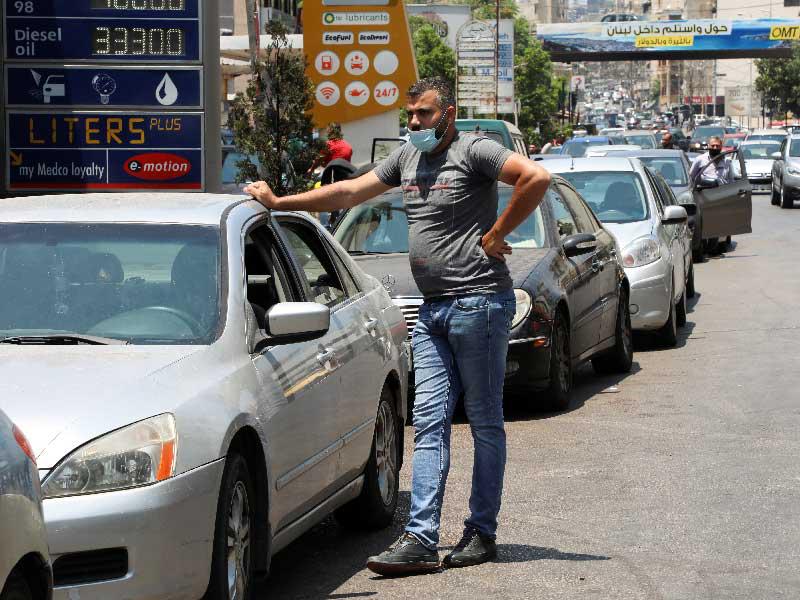 سيارات في طابور للحصول على الوقود في محطة وقود في بيروت