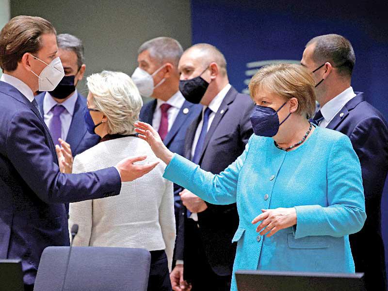 ميركل والمستشار النمساوي في بروكسل أمس (رويترز)