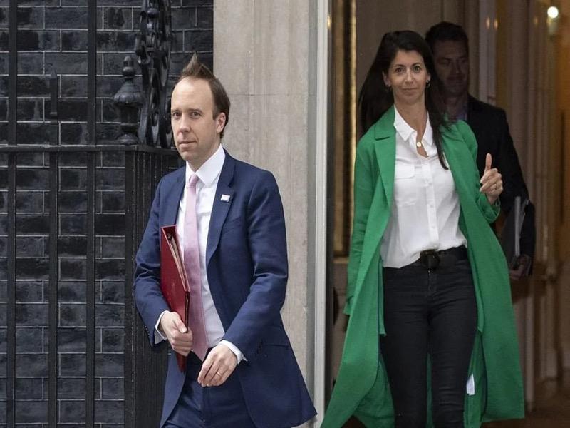 وزير الصحة ومساعدته