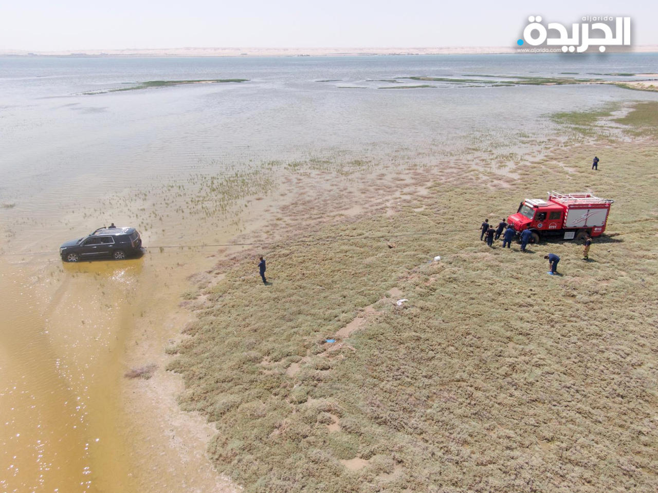 إنقاذ شخصين علقا في مركبتهما بالمنطقة الطينية في شاطئ الدوحة