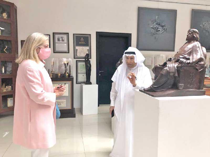 سامي محمد والسفيرة الأميركية في معرضه 