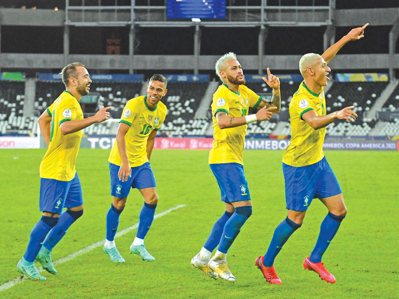 لاعبو المنتخب البرازيلي خلال مباراة سابقة