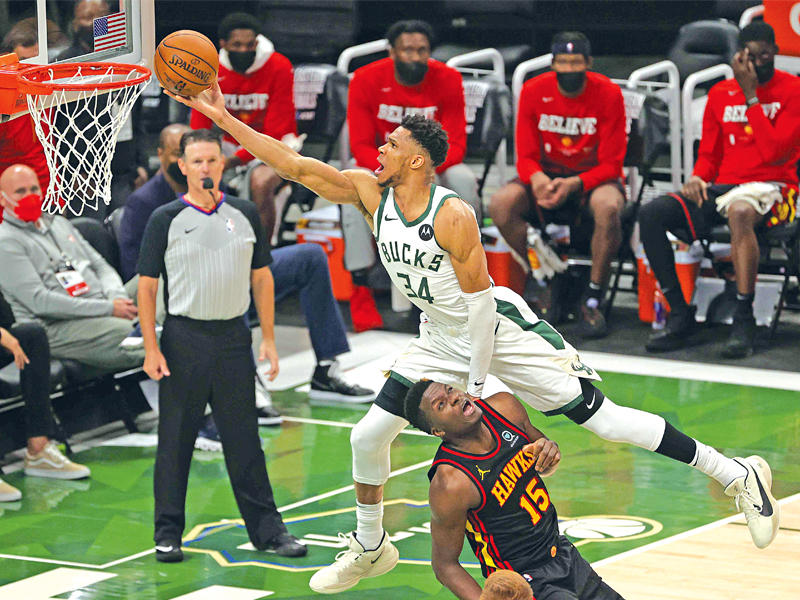 أنتيتوكونمبو نجم ميلووكي يسجل في سلة أتلانتا