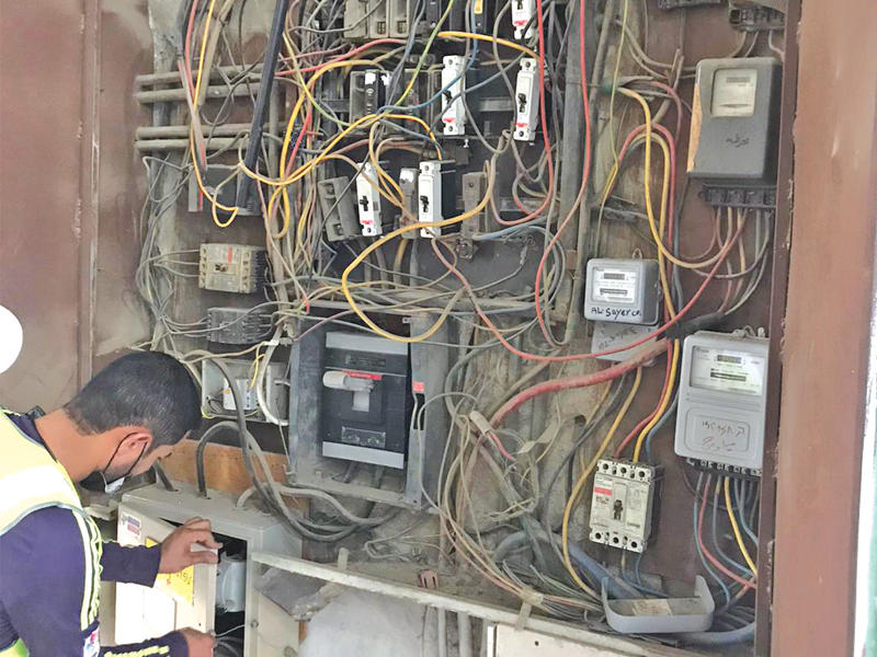 قطع التيار عن إحدى مخالفات الكهرباء 