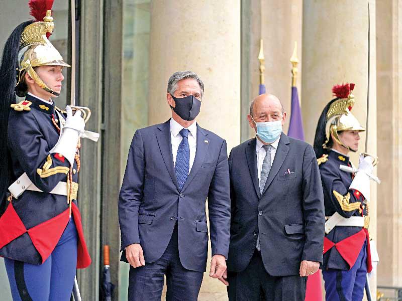 لودريان مستقبلاً بلينكن في باريس أمس الأول (رويترز)