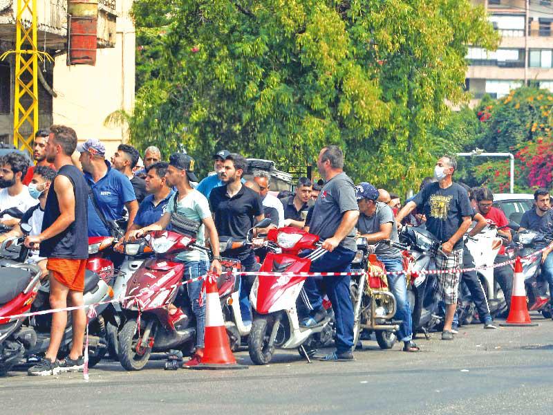 سائقو دراجات نارية ينتظرون دورهم على إحدى محطات الوقود في بيروت  (رويترز)