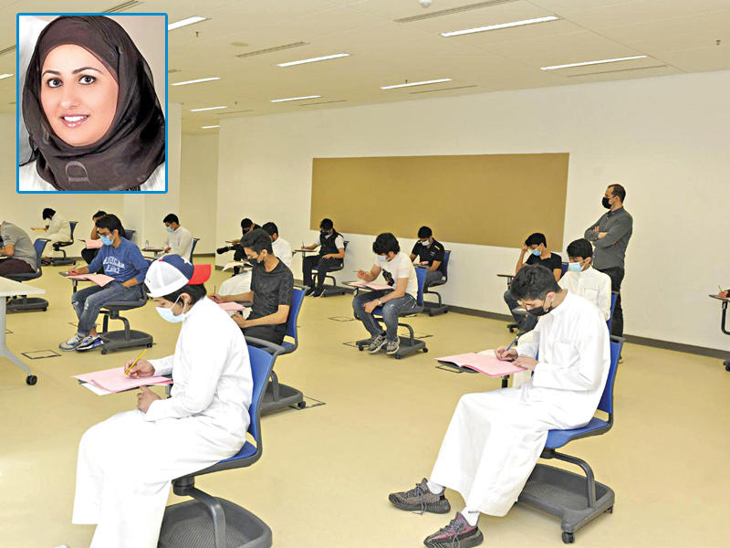 جانب من اختبار القدرات في الجامعة  وتظهر في الإطار مساعدة نائب مدير جامعة الكويت لمركز التقييم والقياس، د. رواء الجارالله