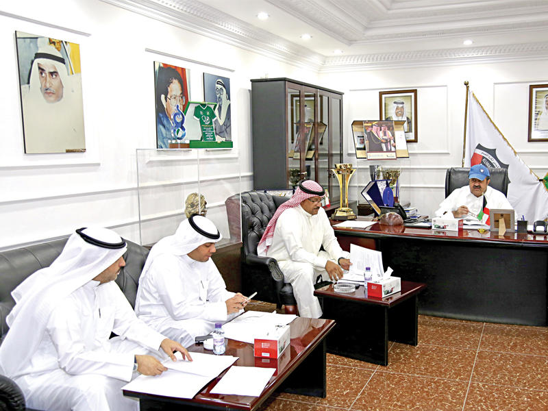 اليوسف وبعض أعضاء مجلس الإدارة الرافضين للاستقالة في اجتماع سابق