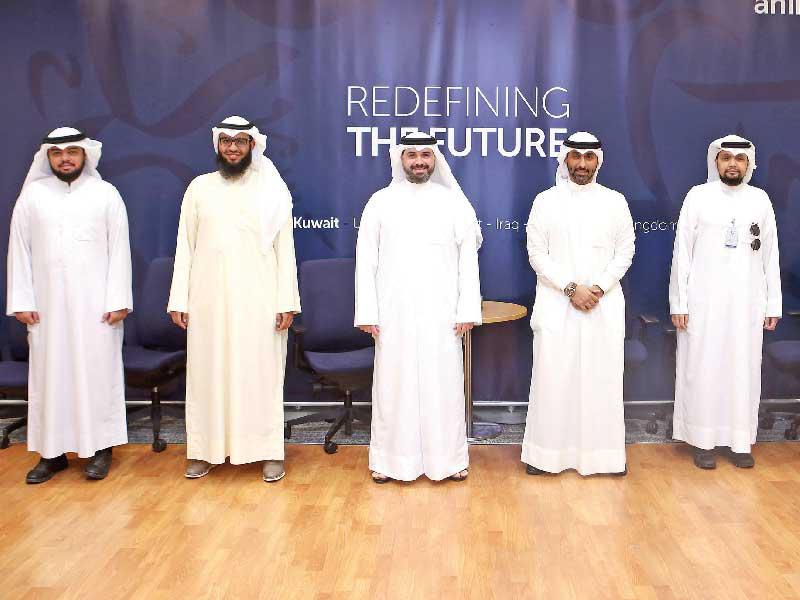 عبدالله الشعيب متوسطاً عدداً من المتدربين وموظفي إدارة الرقابة الشرعية بالبنك الأهلي المتحد