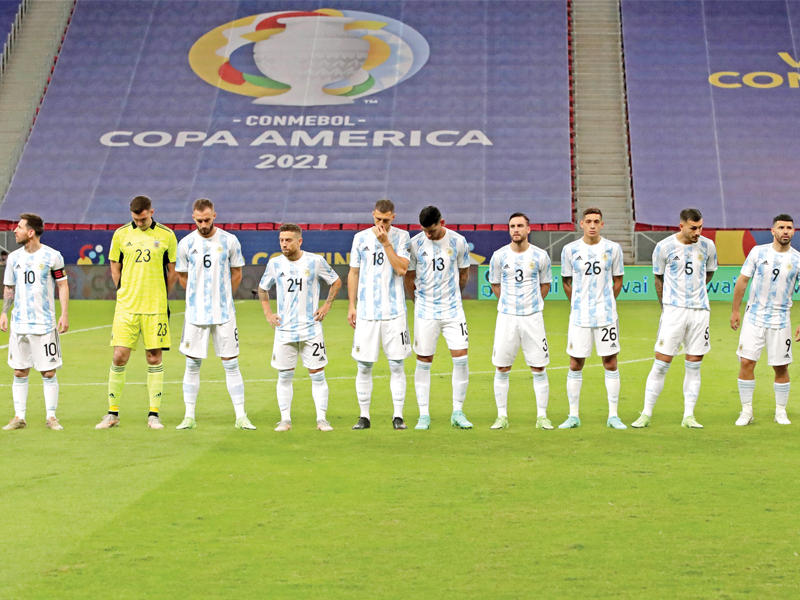 لاعبو المنتخب الأرجنتيني قبل بداية المباراة الماضية