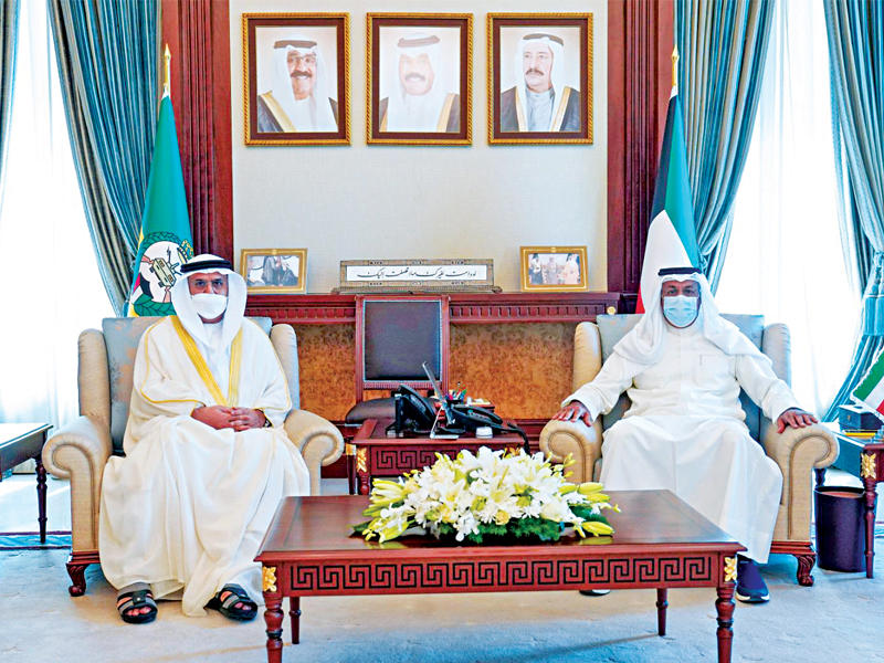 نائب رئيس الحرس الوطني، الفريق أول المتقاعد الشيخ أحمد النواف مستقبلاً سفير الإمارات أمس