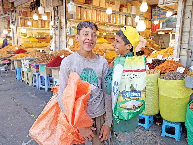 فتيان إيرانيان بجنوب طهران (أ ف ب)