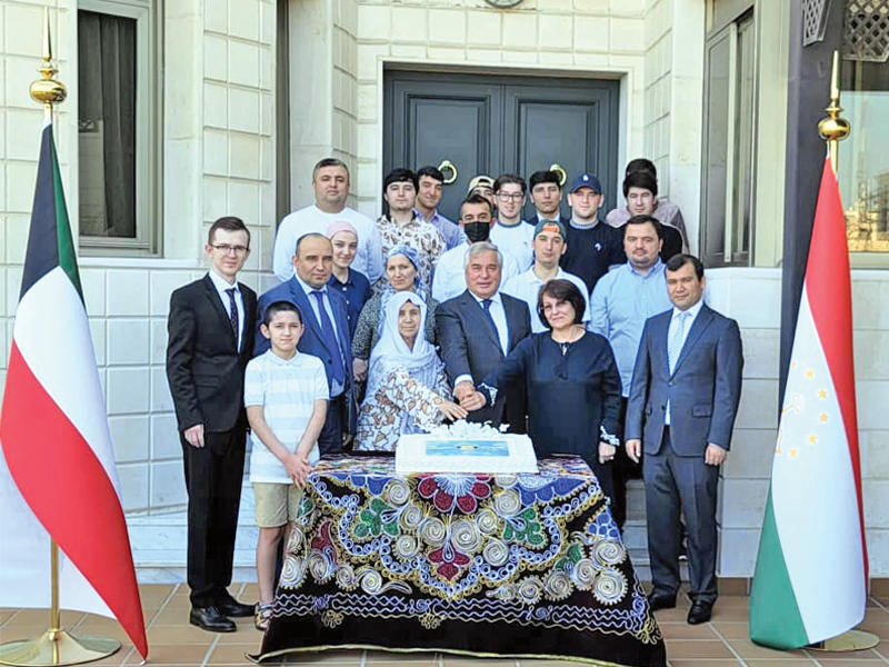 سفير طاجيكستان لدى البلاد، زبيدالله زبيدوف  وأعضاء السفارة يحتفلون بـ«يوم الوحدة الوطنية» أمس