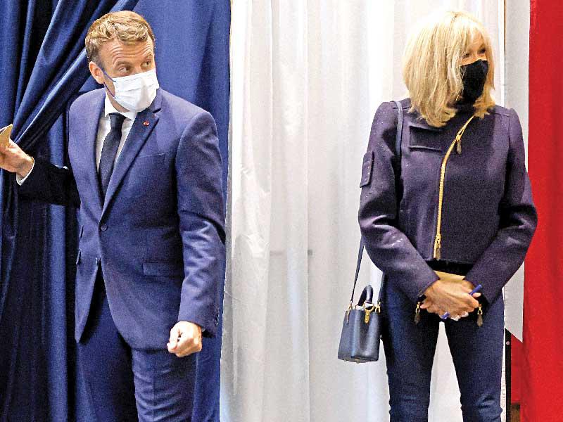 الرئيس الفرنسي إيمانويل ماكرون وزوجتة 