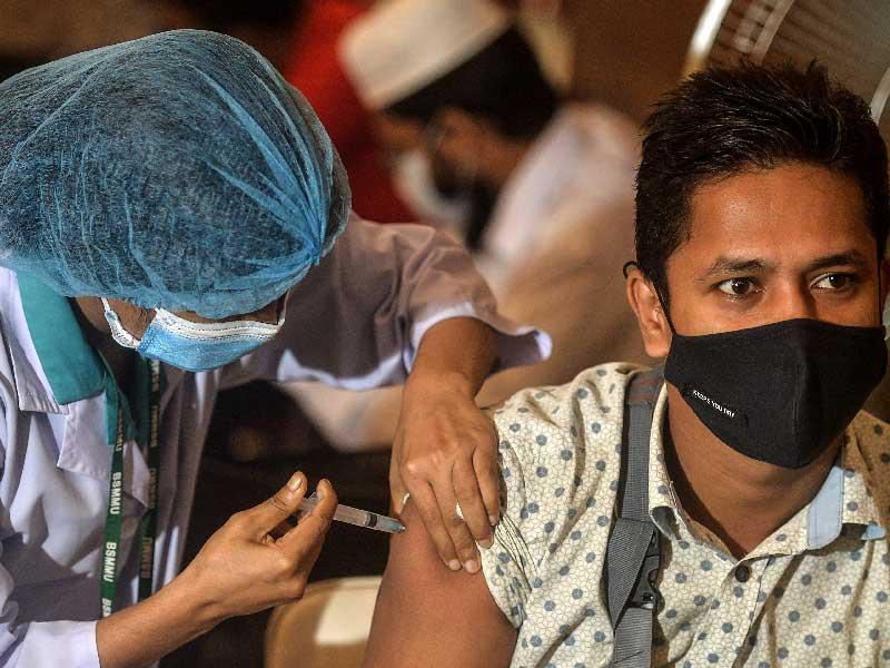 احد الاشخاص في بنغلادش اثناء اخذ لقاح فيروس كورونا 