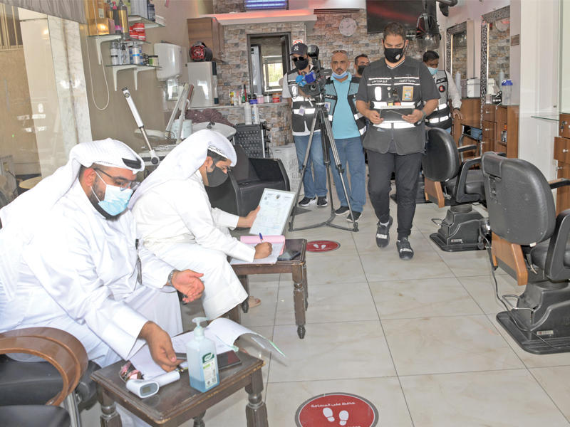 تحرير مخالفة لأحد الصالونات