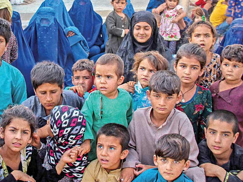 أطفال فرت عائلاتهم من قندوز بسبب المعارك (أ ف ب)