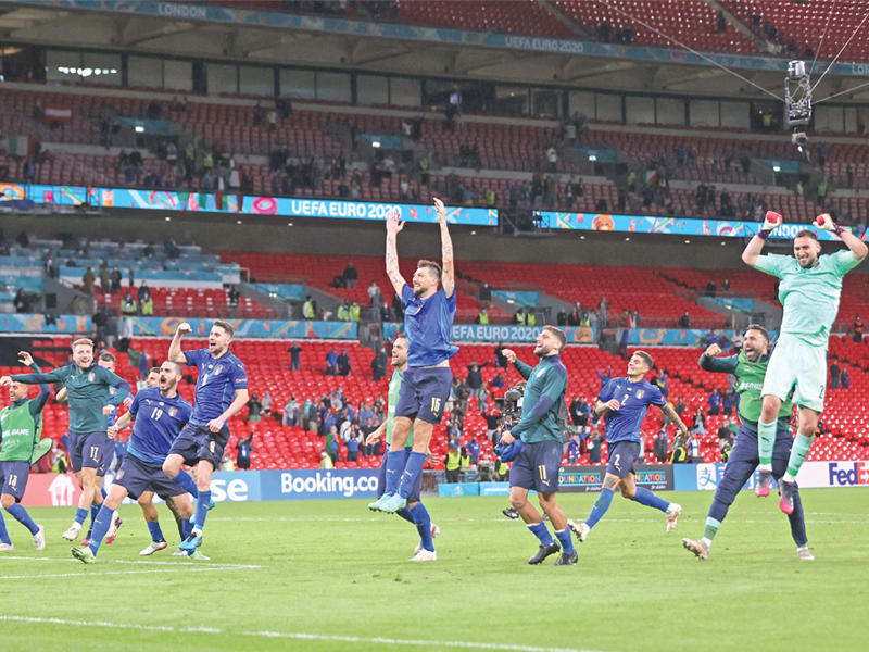 فرحة لاعبي المنتخب الإيطالي بعد انتهاء المباراة