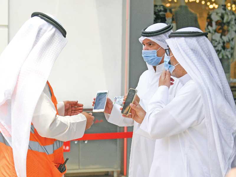 جانب من التدقيق على رواد الأفنيوز أمس في اليوم الأول لتطبيق قرار مجلس الوزراء بمنع دخول غير المطعمين إلى المجمعات التجارية