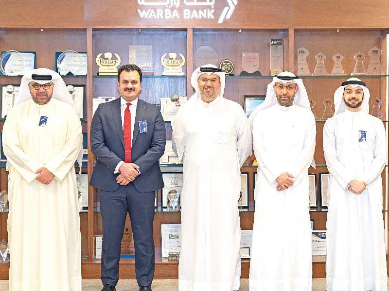 لقطة جماعية خلال توقيع الشراكة