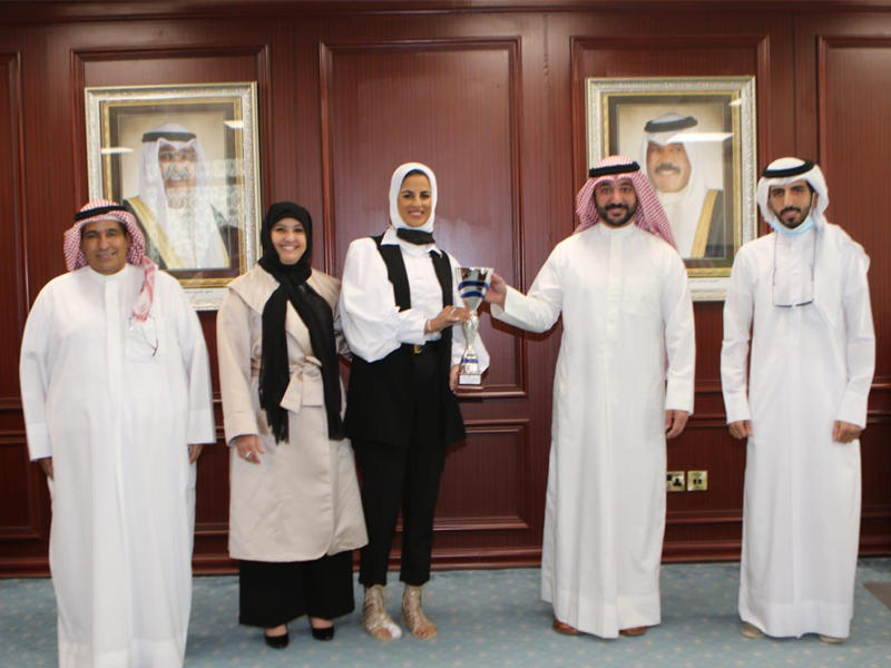  نائب المدير العام للهيئة العامة للرياضة لشؤون الرياضة التنافسية، د. صقر الملا مستقبلاً  الفارسة دلال المزيد