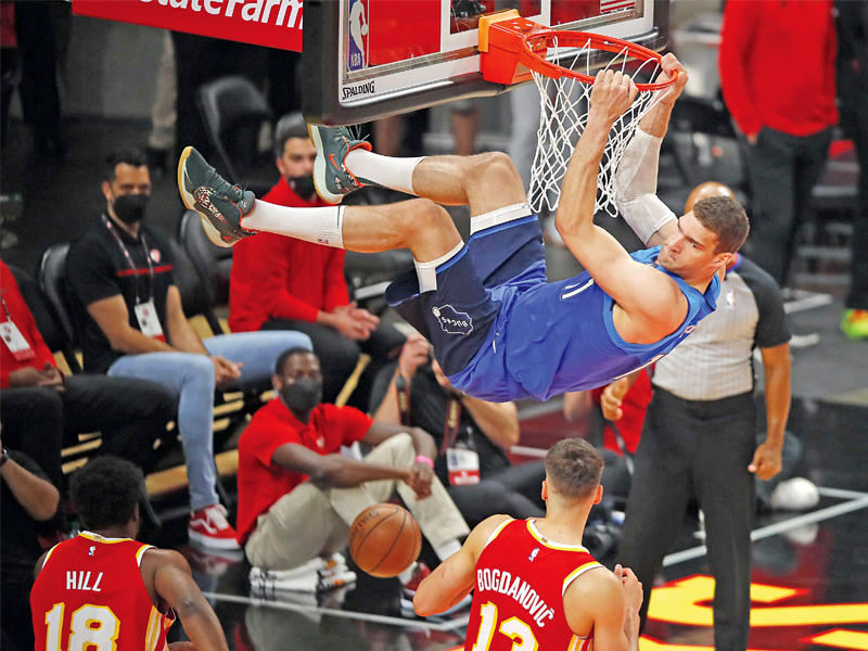 لوبيز نجم ميلووكي يسجل في سلة أتلانتا