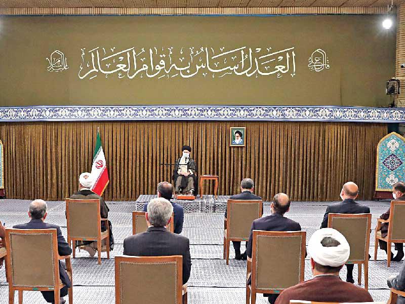 خامنئي مستقبلاً رئيسي وقادة السلطة القضائية في طهران أمس (إرنا)