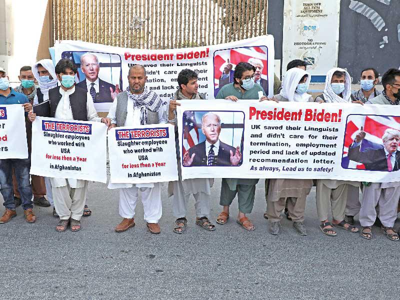 مترجمون أفغان سابقون عملوا مع القوات الأميركية يتظاهرون في كابول مطالبين بحمايتهم (رويترز)