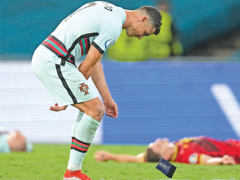 رونالدو يرمي شارة القيادة بعد انتهاء المباراة