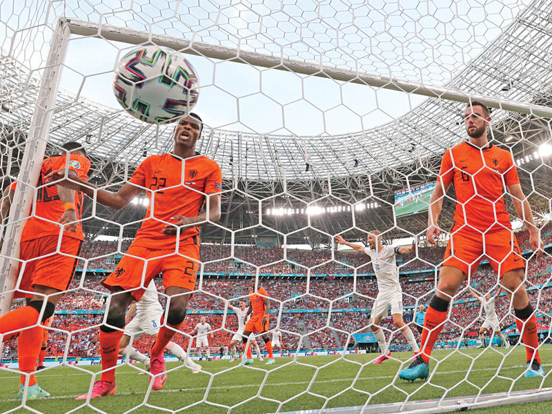 توماس هولش يحرز الهدف الأول في مرمى هولندا