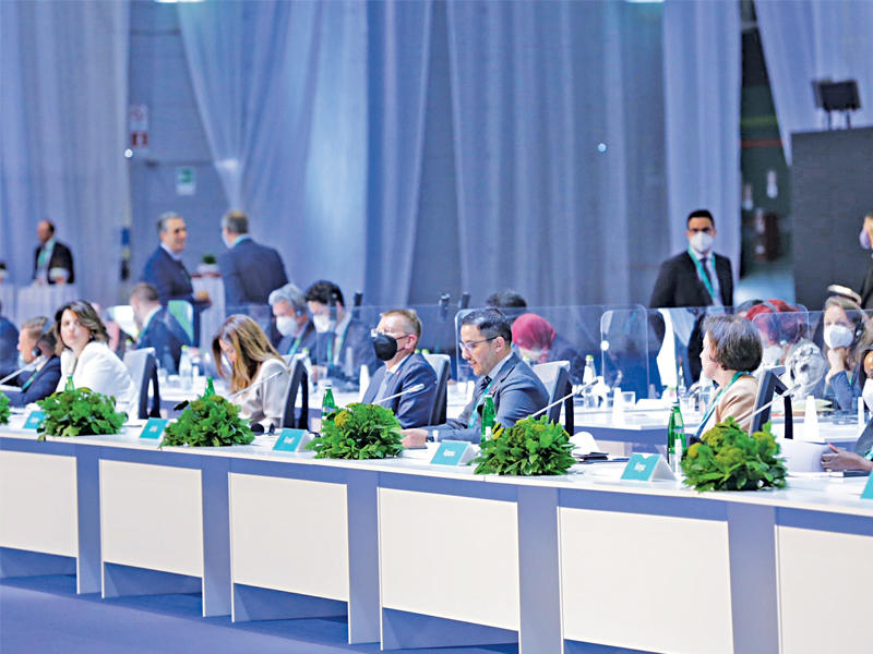  وزير الخارجية وزير الدولة لشؤون مجلس الوزراء الشيخ د. أحمد الناصر  متحدثاً في الاجتماع أمس