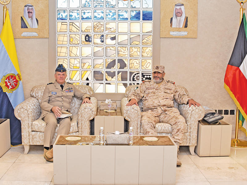  رئيس الأركان العامة للجيش الفريق الركن الشيخ خالد الصالح مستقبلاً المستشار البريطاني أمس 