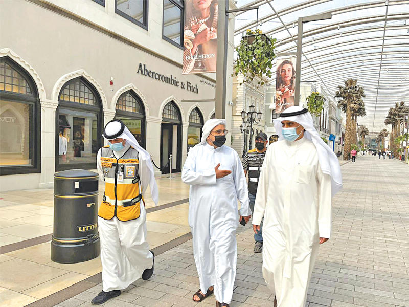 جولة المدير العام لبلدية الكويت، نائب رئيس اللجنة الوزارية لتطبيق الاشتراطات الصحية، المهندس أحمد المنفوحي  في الأفنيوز