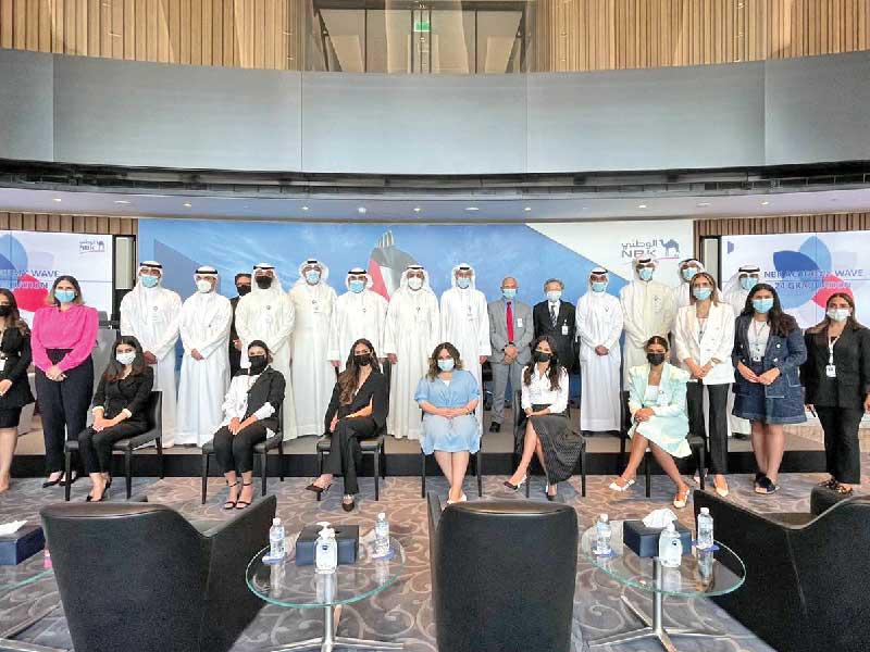 لقطة جماعية مع الخريجين