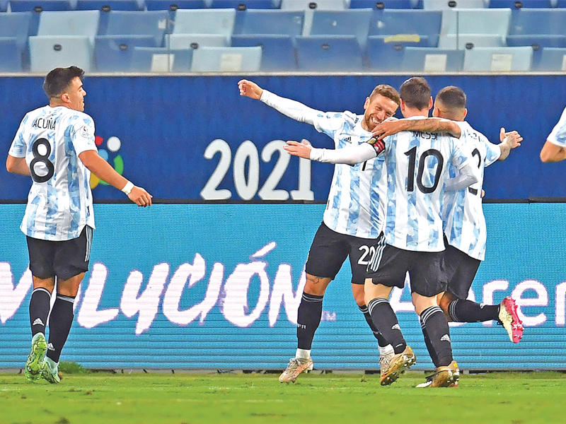 فرحة لاعبي المنتخب الأرجنتيني بعد إحراز الهدف الأول في مرمى بوليفيا