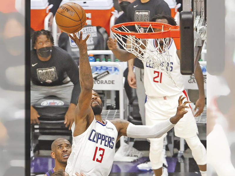 جورج نجم كليبرز في محاولة للتسجيل في سلة صنز