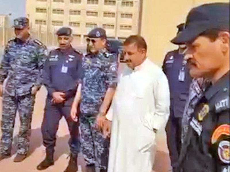 اللواء النجار متوسطاً عدداً من القوات الخاصة