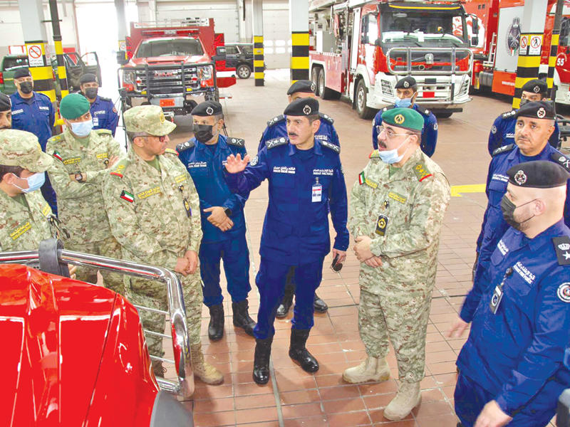 رئيس قوة الإطفاء العام، الفريق خالد المكراد ووكيل الحرس الوطني الفريق الركن هاشم الرفاعي خلال العرض