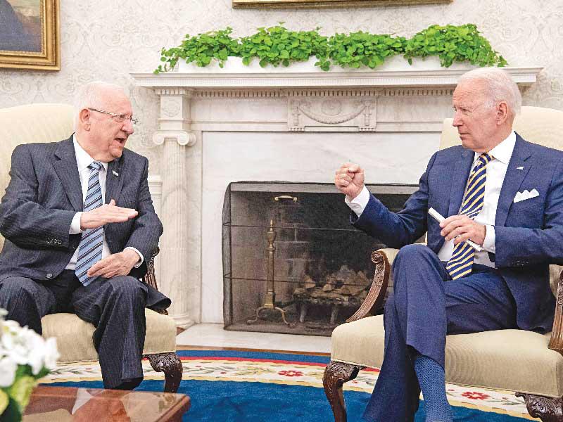 بايدن متحدثاً إلى ريفلين في البيت الأبيض بواشنطن مساء أمس الأول          (أ ف ب)