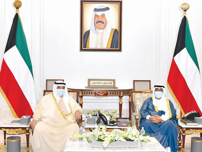  سمو نائب الأمير ولي العهد الشيخ مشعل الأحمد مستقبلا سمو الشيخ ناصر المحمد أمس