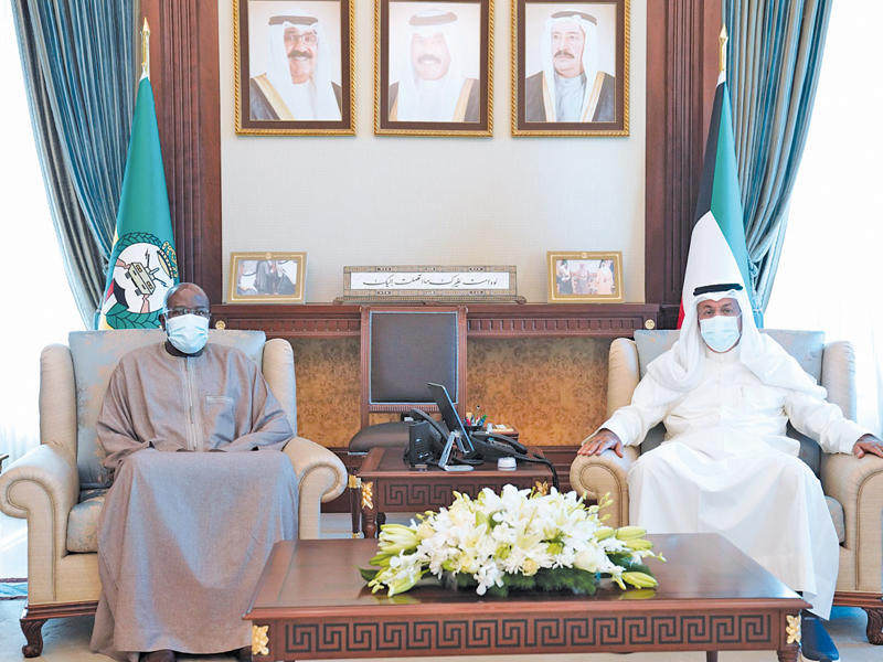 نائب رئيس الحرس الوطني الفريق أول متقاعد الشيخ أحمد النواف مستقبلاً سفير السنغال أمس