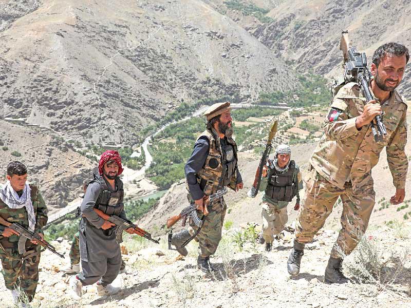 مقاتلون مناهضون لـ«طالبان» في أحد المواقع بمقاطعة باروان أمس (رويترز)