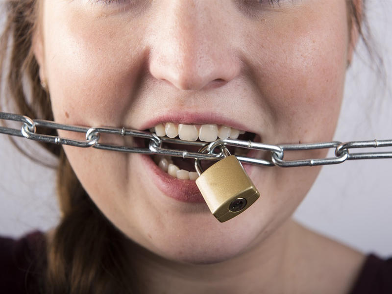 قفل الاسنان لمنع الأكل