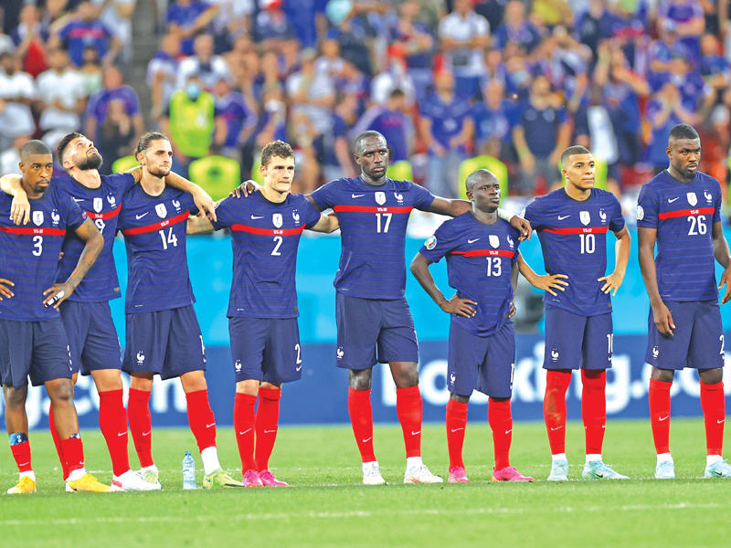 لاعبو المنتخب الفرنسي خلال ركلات الترجيح أمام سويسرا