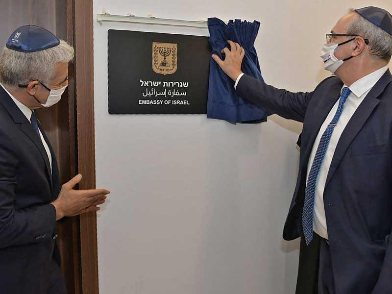  وزير الخارجية يائير لابيد  والمدير العام لوزارة الخارجية الإسرائيلية إيتان نا خلال افتتاح السفارة الإسرائيلية في أبو ظبي