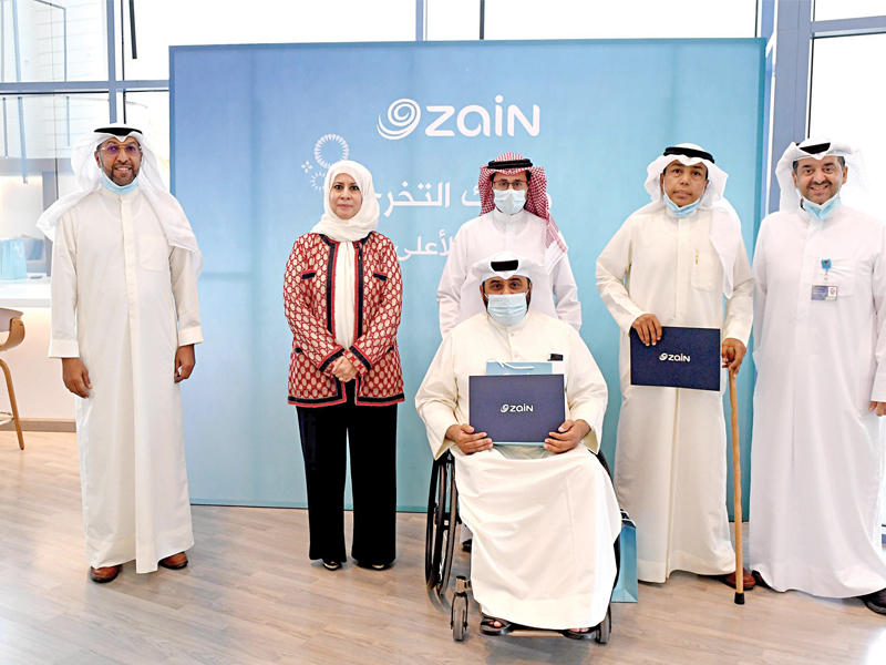  الرئيسة التنفيذية لشركة زين الكويت إيمان الروضان والخشتي أثناء تكريم الطلبة المتفوقين